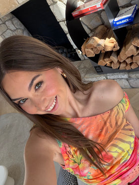 Riley Reid Asks Fans to “Tell Me the Dirtiest Thing on Your Mind” in New Colorful Selfie