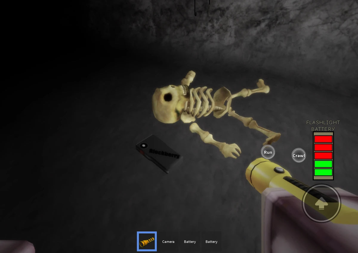 Roblox maze gameplay with a flashlight and dark corridor, used as illustrative featured image