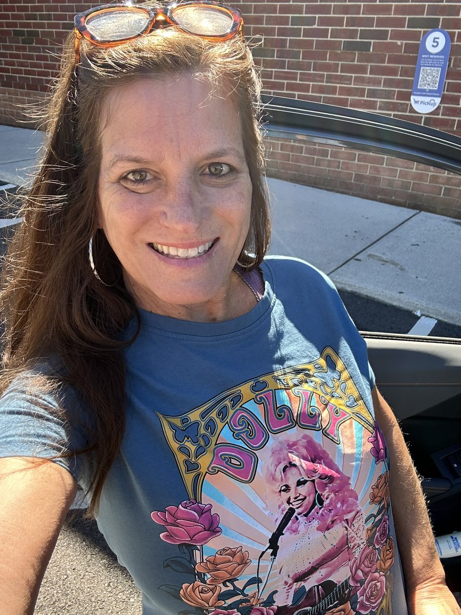 Dolly Parton T-Shirt Searches Jumped Over 10,000% After Her Death — Why Vintage Tees Are Winning the Tribute Race